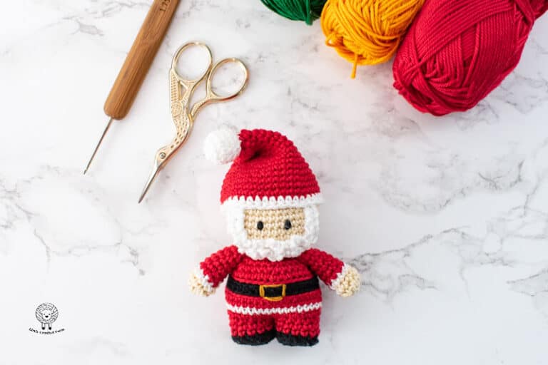 Mini Santa Claus amigurumi free pattern