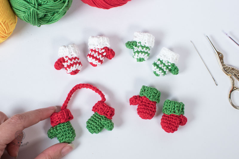 Mini Mittens ornament free crochet pattern