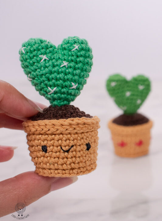 No-sew Amigurumi Cactus Heart free crochet pattern