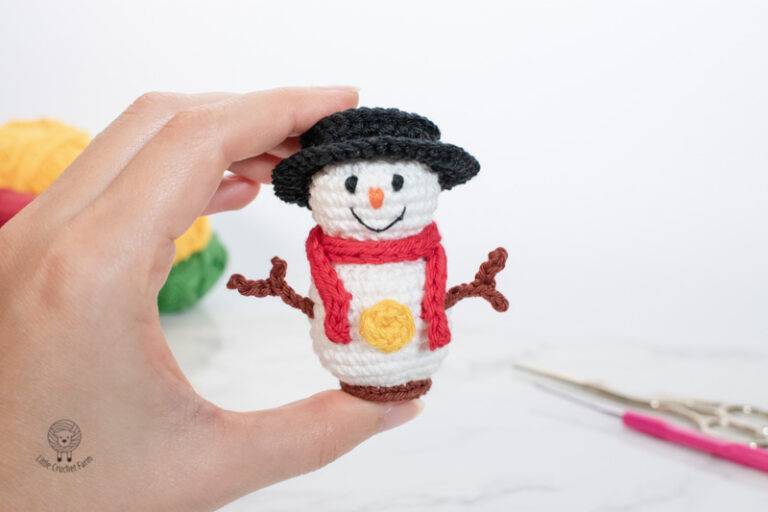 Crochet mini snowman free pattern