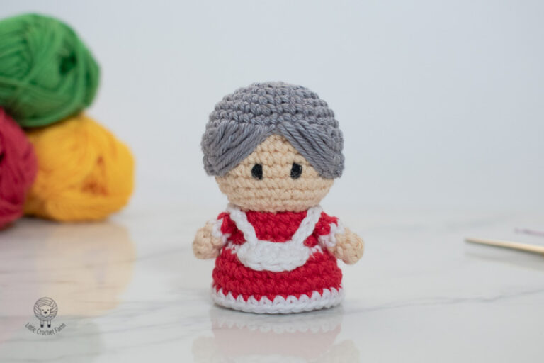 Crochet Mini Mrs. Claus free pattern