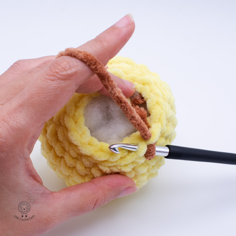 No-sew crochet bee photo tutorial
