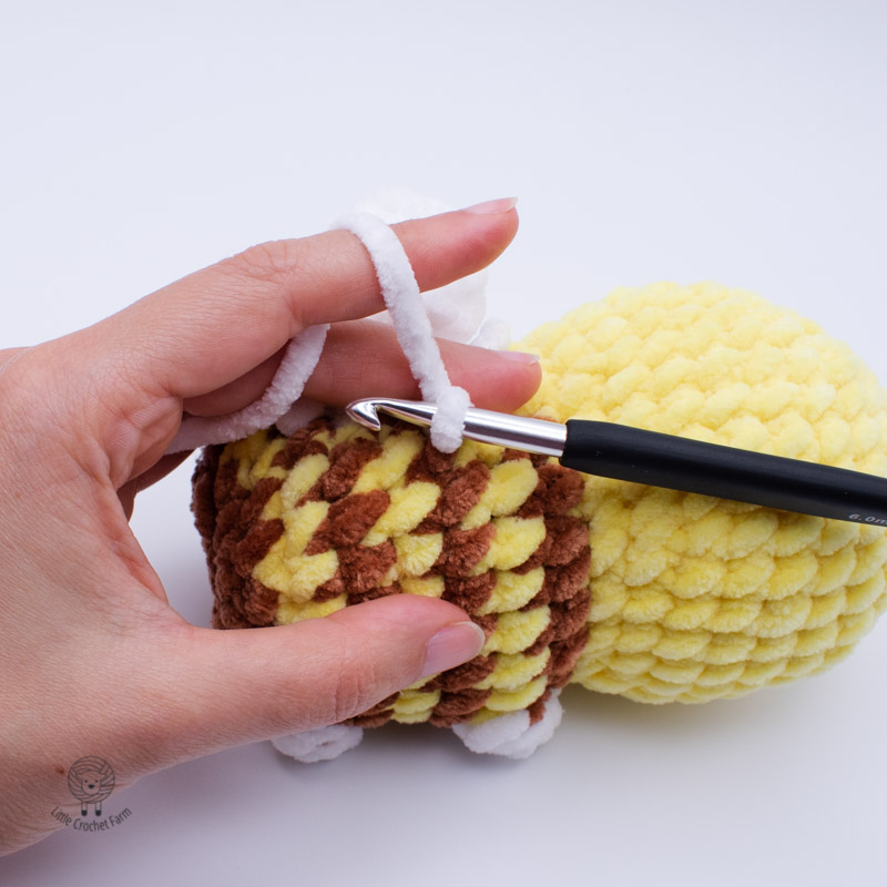 No-sew crochet bee photo tutorial