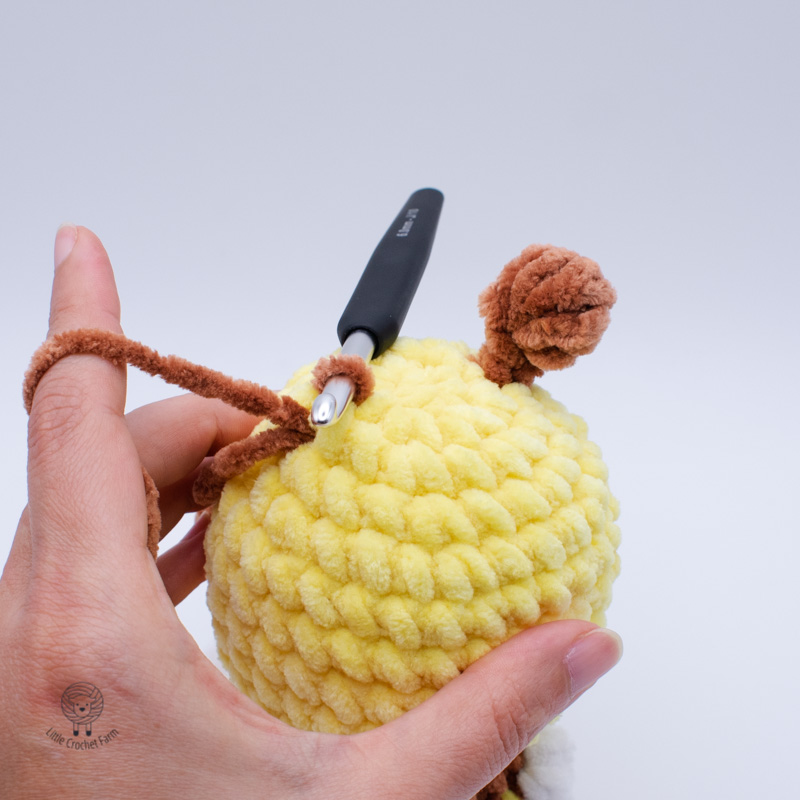 No-sew crochet bee photo tutorial